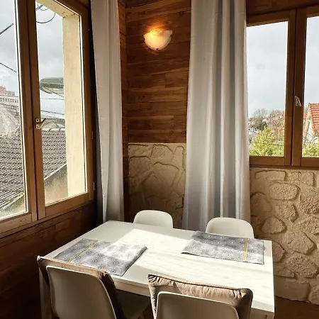 Duplex Style Private Yard 150m To Rer
